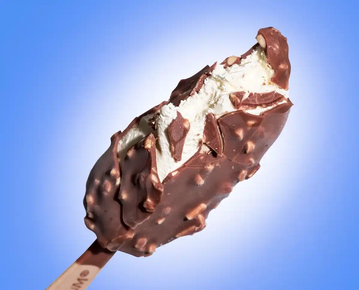 Volcán servido en taza con bocha de helado al lado