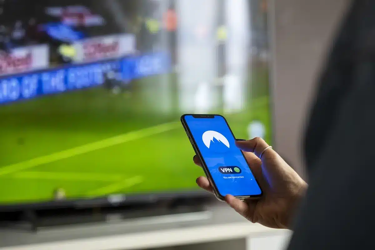 Persona usando una tablet con la aplicación de registro electoral
