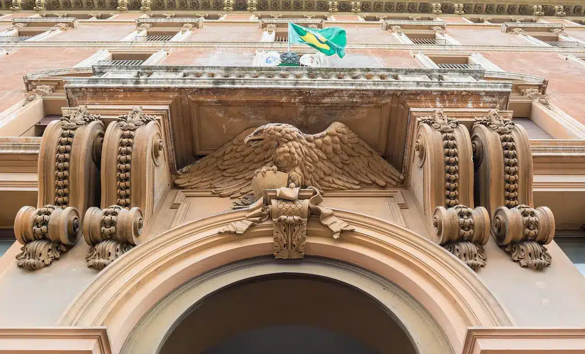 Fachada de una embajada en una calle urbana